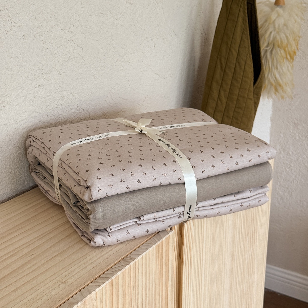 91家纺网 家纺一手货源 找家纺 爱丽丝 2025新款亲肤舒适针织棉四件套系列 椰林