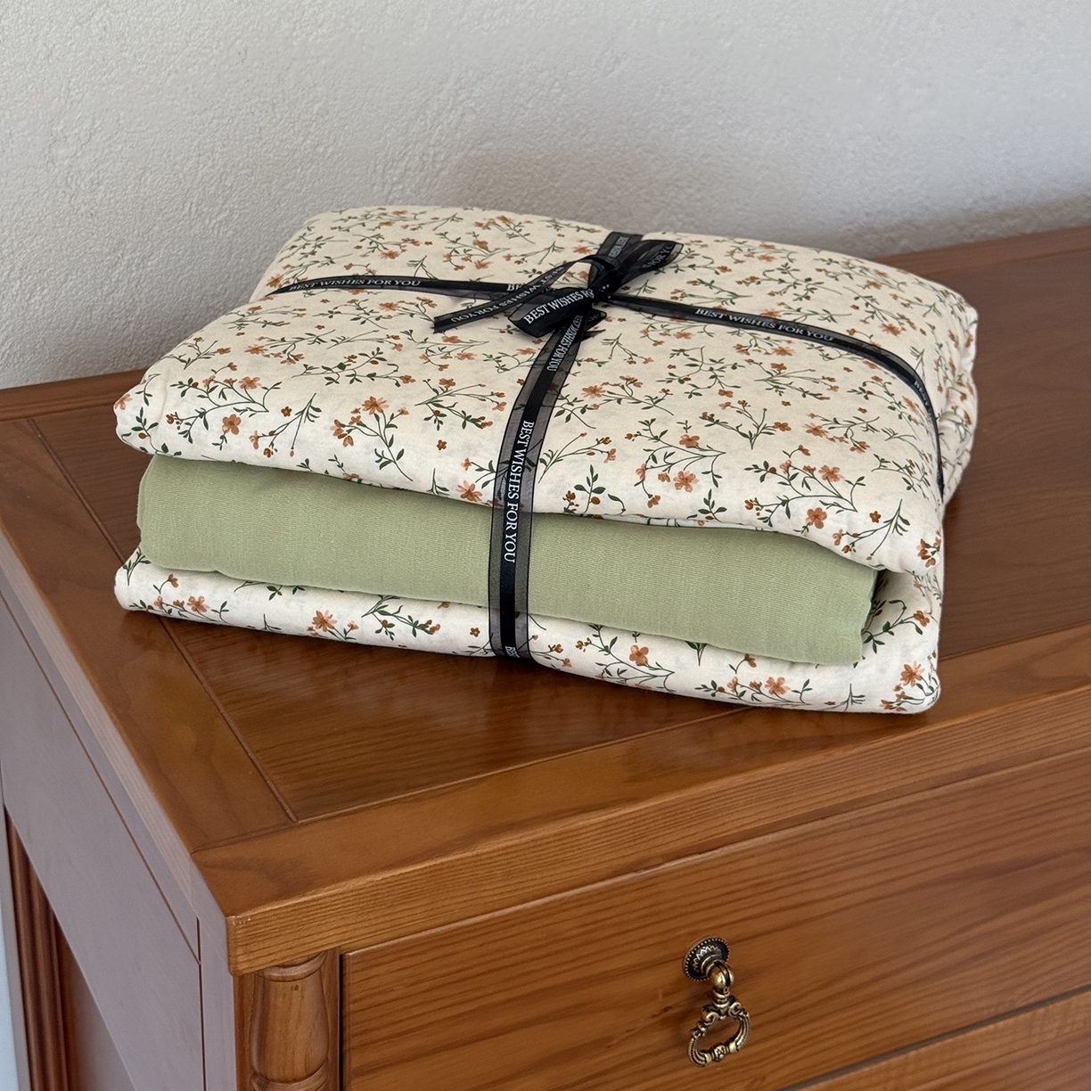 91家纺网 家纺一手货源 找家纺 爱丽丝 2025新款亲肤舒适针织棉四件套系列 迎春花卡其