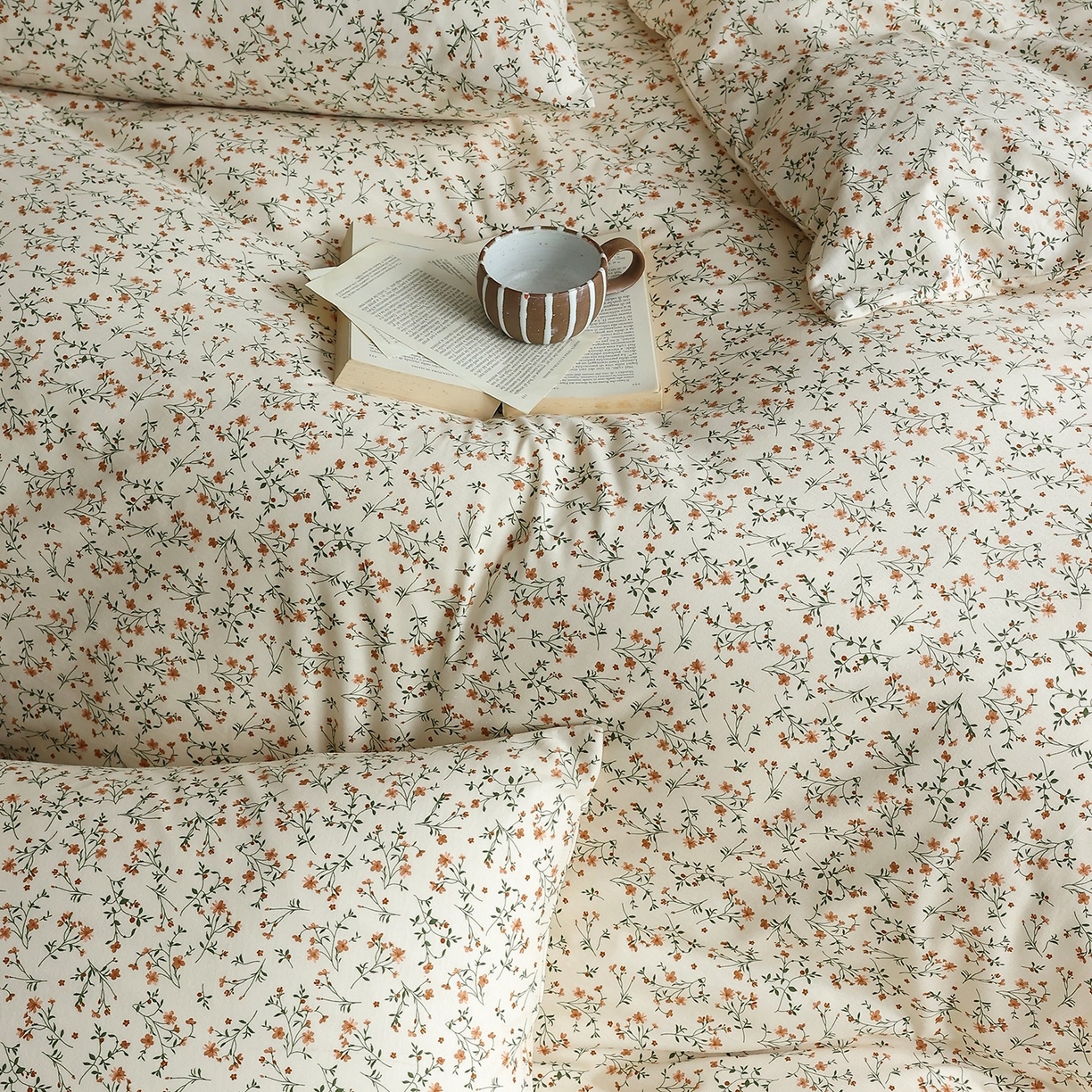 91家纺网 家纺一手货源 找家纺 爱丽丝 2025新款亲肤舒适针织棉四件套系列 迎春花卡其