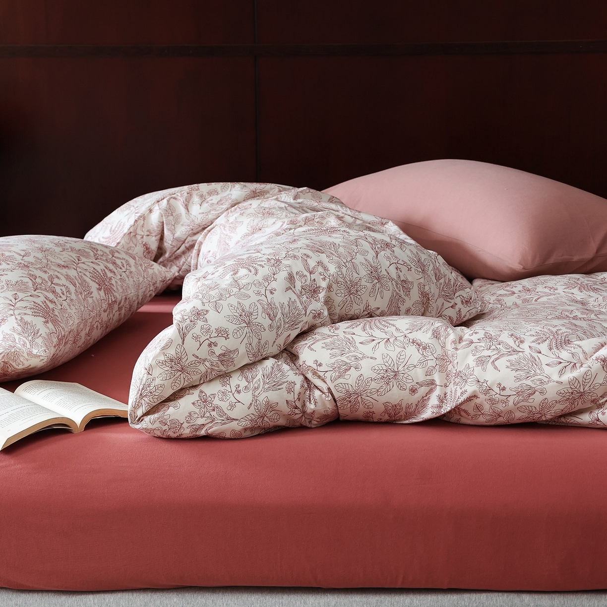 91家纺网 家纺一手货源 找家纺 爱丽丝 2025新款亲肤舒适针织棉四件套系列 枝秋红