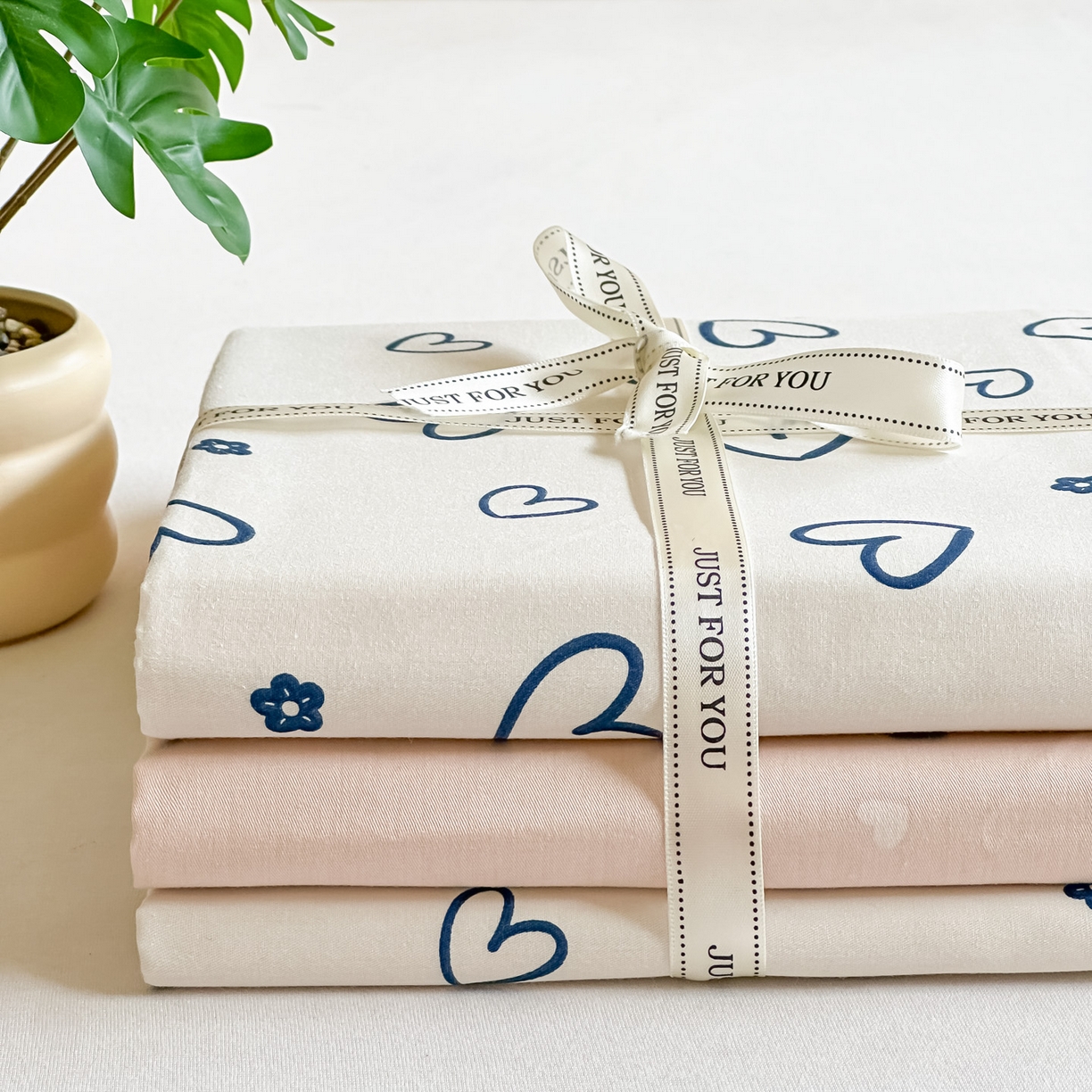 91家纺网 家纺一手货源 找家纺 芙绣家纺 2025新款A类全棉小清新印花单被套单枕套学生单品系列 爱心小熊