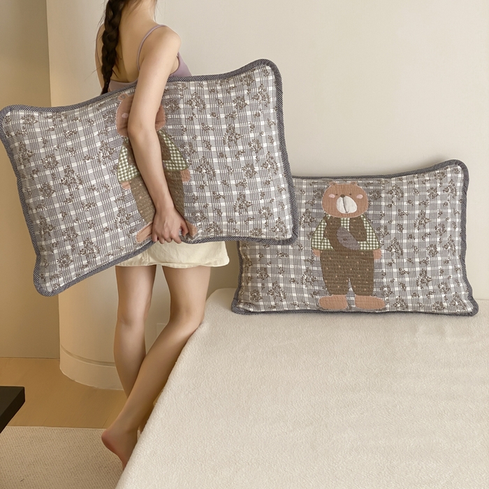 91家纺网 家纺一手货源 找家纺 麻依 2025新款软萌四层全棉纱布枕套 背包小熊