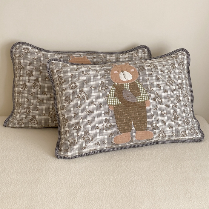 91家纺网 家纺一手货源 找家纺 麻依 2025新款软萌四层全棉纱布枕套 背包小熊