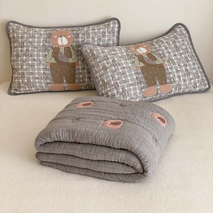 91家纺网 家纺一手货源 找家纺 麻依 2025新款软萌四层全棉纱布枕套 背包小熊