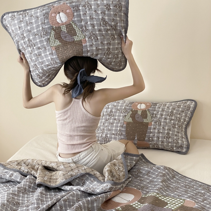 91家纺网 家纺一手货源 找家纺 麻依 2025新款软萌四层全棉纱布枕套 背包小熊