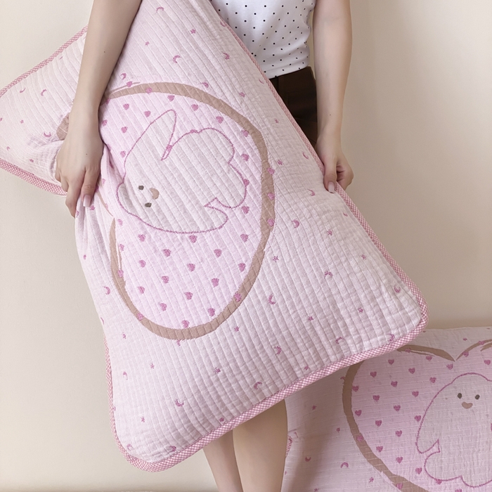 91家纺网 家纺一手货源 找家纺 麻依 2025新款软萌四层全棉纱布枕套 新月兔