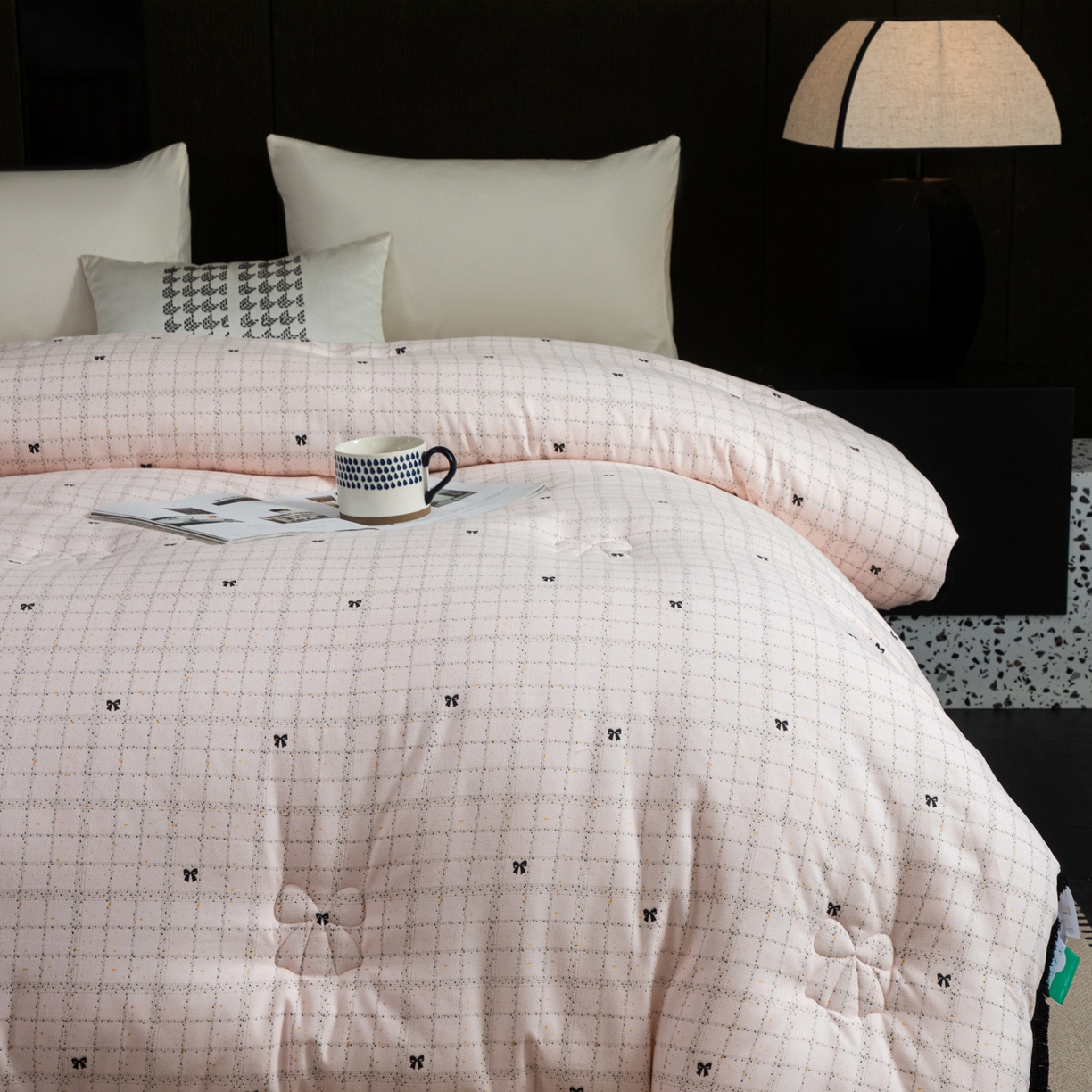 91家纺网 家纺一手货源 找家纺 大世界被王 2025新款蝴蝶结花边冬被被子被芯 粉色