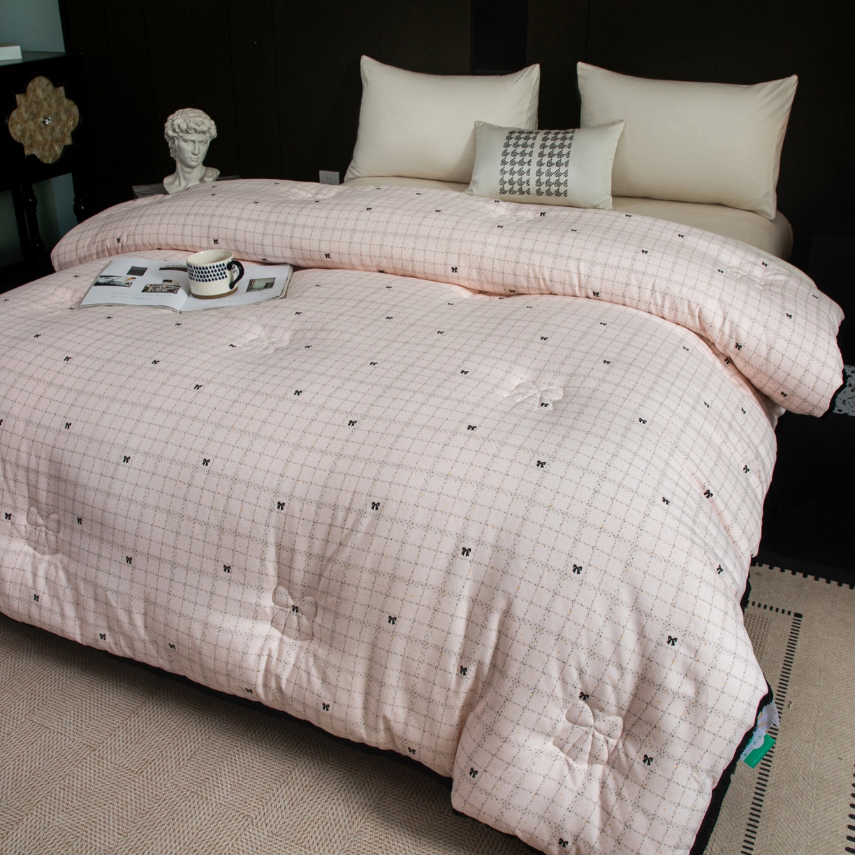 91家纺网 家纺一手货源 找家纺 大世界被王 2025新款蝴蝶结花边冬被被子被芯 粉色