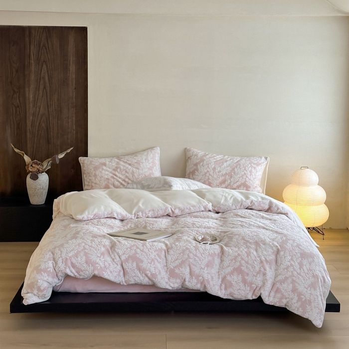 91家纺网 家纺一手货源 找家纺 （总）玛奇朵 2025新款秋冬新品230克工艺立体雕花牛奶绒四件套 花满溪系列