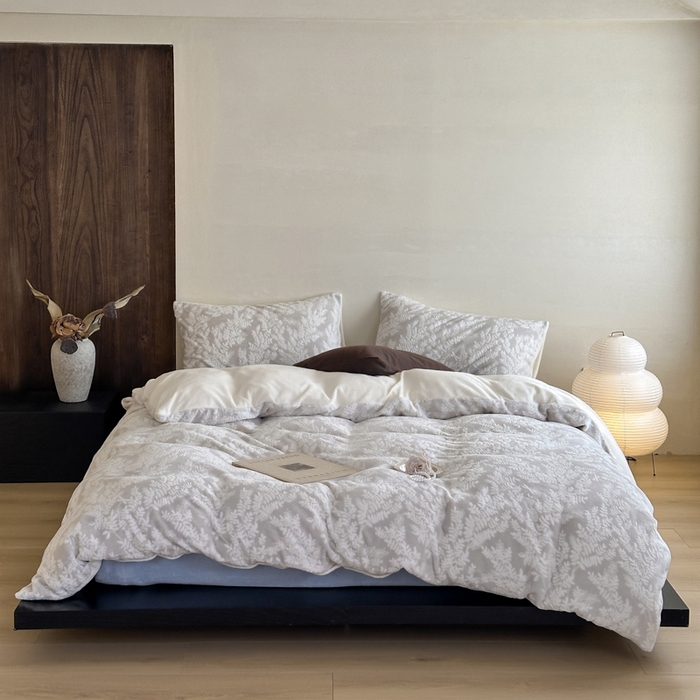 91家纺网 家纺一手货源 找家纺 （总）玛奇朵 2025新款秋冬新品230克工艺立体雕花牛奶绒四件套 花满溪系列