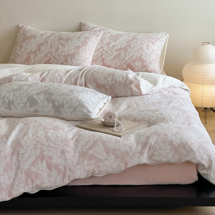 91家纺网 家纺一手货源 找家纺 （总）玛奇朵 2025新款秋冬新品230克工艺立体雕花牛奶绒四件套 花满溪系列