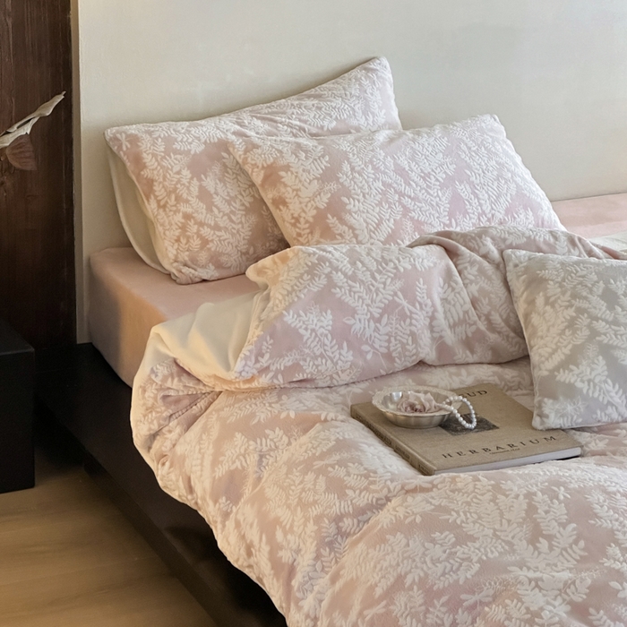 91家纺网 家纺一手货源 找家纺 （总）玛奇朵 2025新款秋冬新品230克工艺立体雕花牛奶绒四件套 花满溪系列