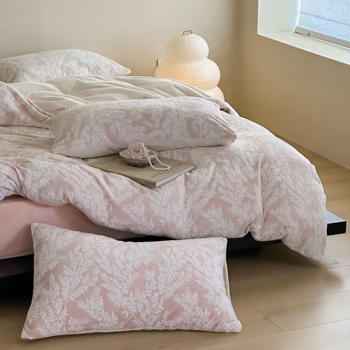 91家纺网 家纺一手货源 找家纺 （总）玛奇朵 2025新款秋冬新品230克工艺立体雕花牛奶绒四件套 花满溪系列