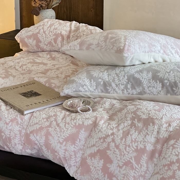 91家纺网 家纺一手货源 找家纺 （总）玛奇朵 2025新款秋冬新品230克工艺立体雕花牛奶绒四件套 花满溪系列