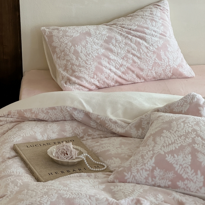 91家纺网 家纺一手货源 找家纺 （总）玛奇朵 2025新款秋冬新品230克工艺立体雕花牛奶绒四件套 花满溪系列