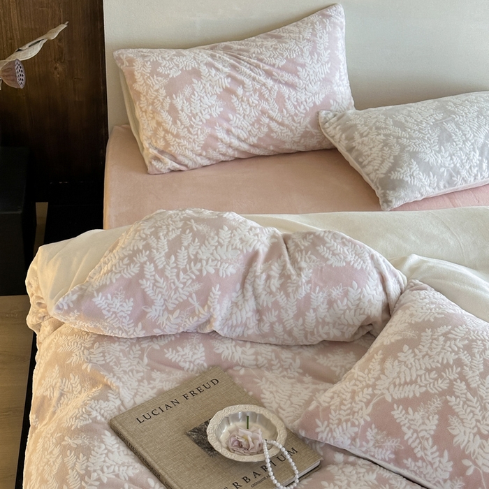 91家纺网 家纺一手货源 找家纺 （总）玛奇朵 2025新款秋冬新品230克工艺立体雕花牛奶绒四件套 花满溪系列