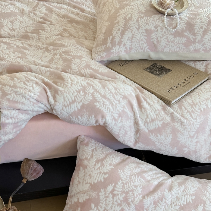 91家纺网 家纺一手货源 找家纺 玛奇朵 2025新款秋冬新品230克工艺立体雕花牛奶绒四件套 花满溪系列 花满溪-粉