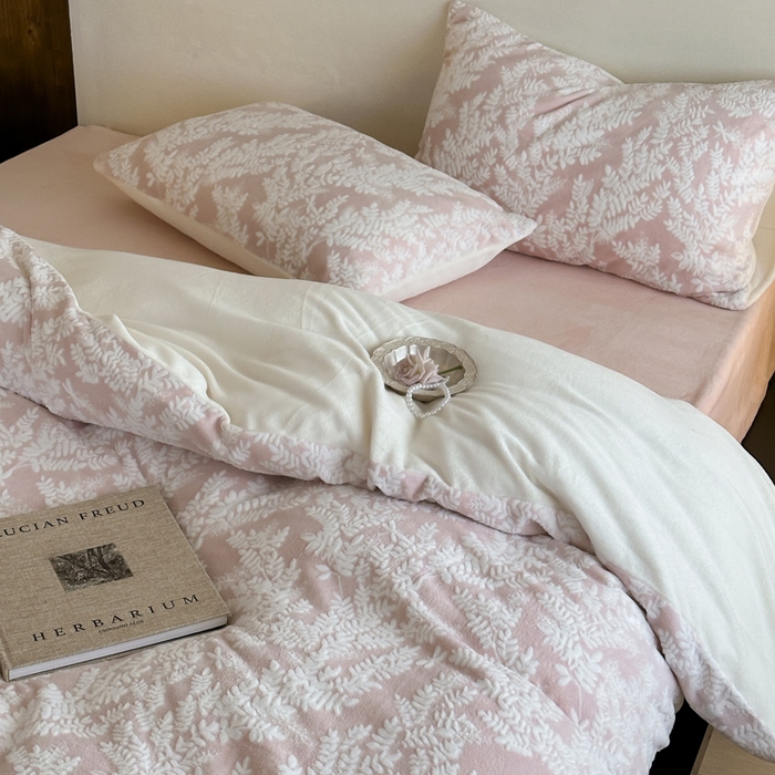 91家纺网 家纺一手货源 找家纺 玛奇朵 2025新款秋冬新品230克工艺立体雕花牛奶绒四件套 花满溪系列 花满溪-粉