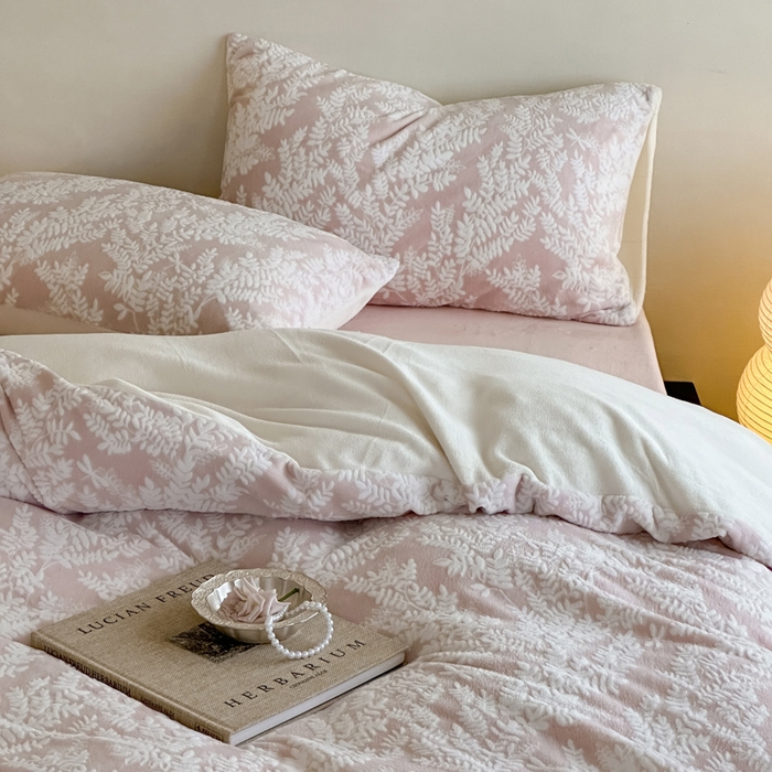 91家纺网 家纺一手货源 找家纺 玛奇朵 2025新款秋冬新品230克工艺立体雕花牛奶绒四件套 花满溪系列 花满溪-粉