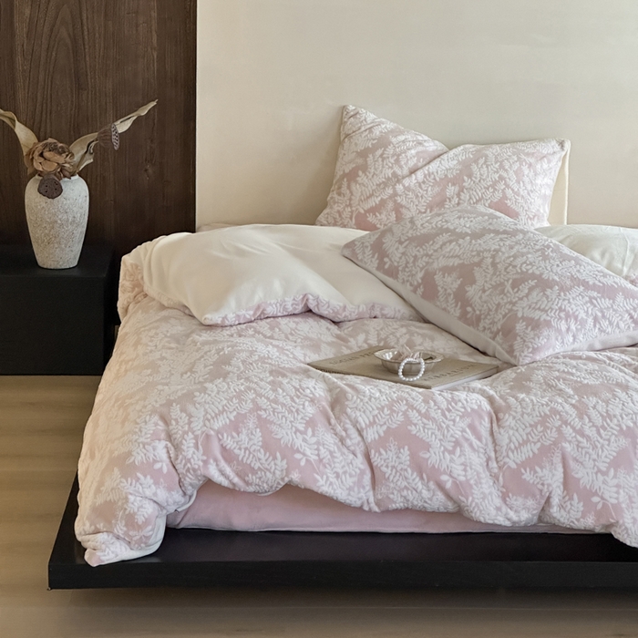 91家纺网 家纺一手货源 找家纺 玛奇朵 2025新款秋冬新品230克工艺立体雕花牛奶绒四件套 花满溪系列 花满溪-粉