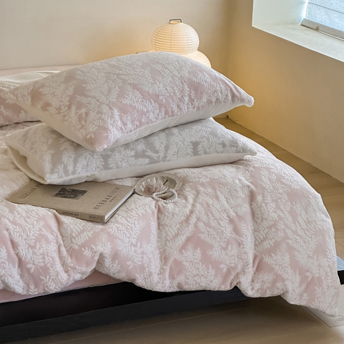 91家纺网 家纺一手货源 找家纺 玛奇朵 2025新款秋冬新品230克工艺立体雕花牛奶绒四件套 花满溪系列 花满溪-粉
