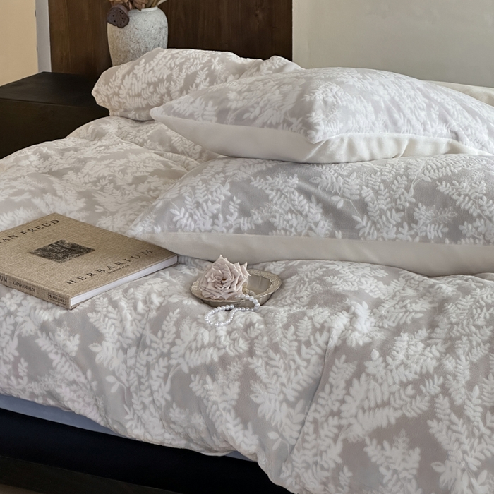 91家纺网 家纺一手货源 找家纺 玛奇朵 2025新款秋冬新品230克工艺立体雕花牛奶绒四件套 花满溪系列 花满溪-灰