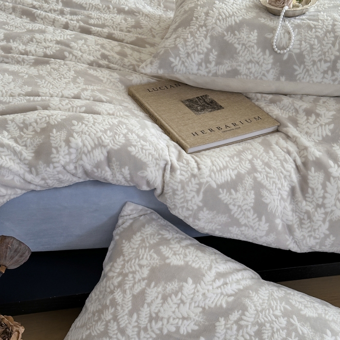 91家纺网 家纺一手货源 找家纺 玛奇朵 2025新款秋冬新品230克工艺立体雕花牛奶绒四件套 花满溪系列 花满溪-灰