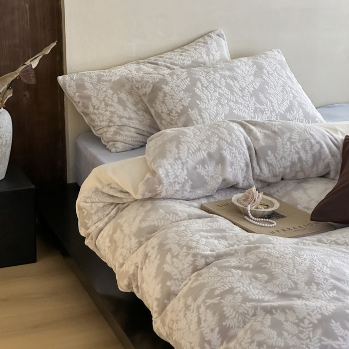 91家纺网 家纺一手货源 找家纺 玛奇朵 2025新款秋冬新品230克工艺立体雕花牛奶绒四件套 花满溪系列 花满溪-灰