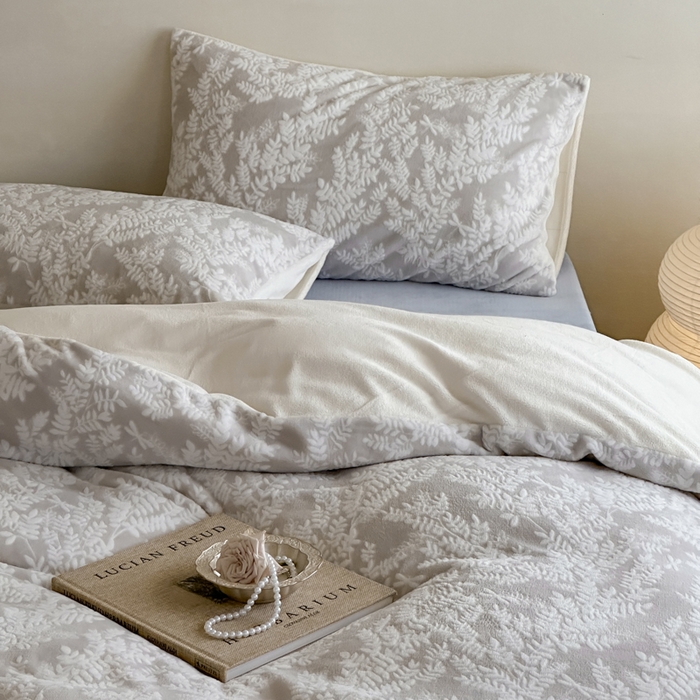 91家纺网 家纺一手货源 找家纺 玛奇朵 2025新款秋冬新品230克工艺立体雕花牛奶绒四件套 花满溪系列 花满溪-灰