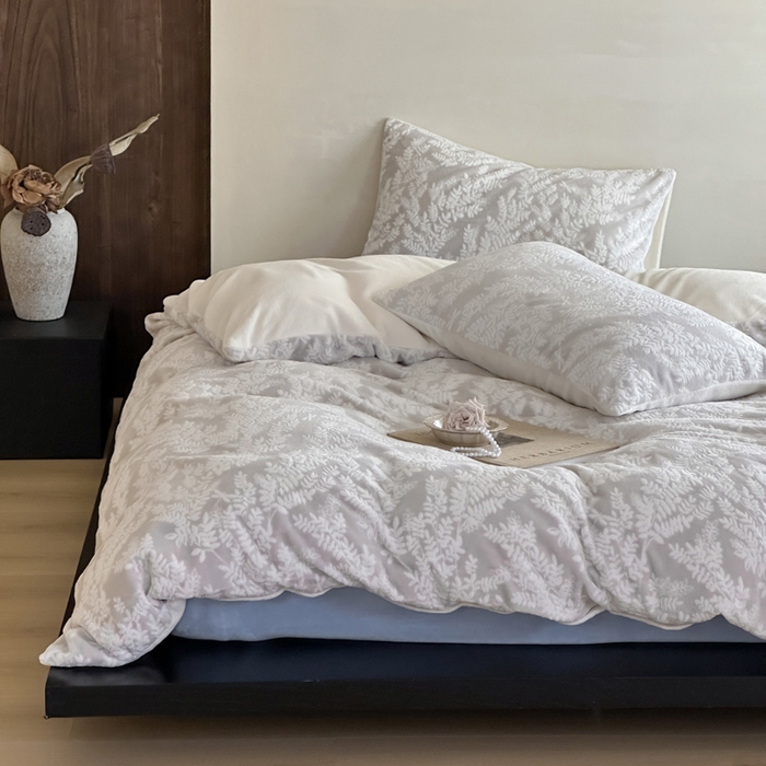 91家纺网 家纺一手货源 找家纺 玛奇朵 2025新款秋冬新品230克工艺立体雕花牛奶绒四件套 花满溪系列 花满溪-灰