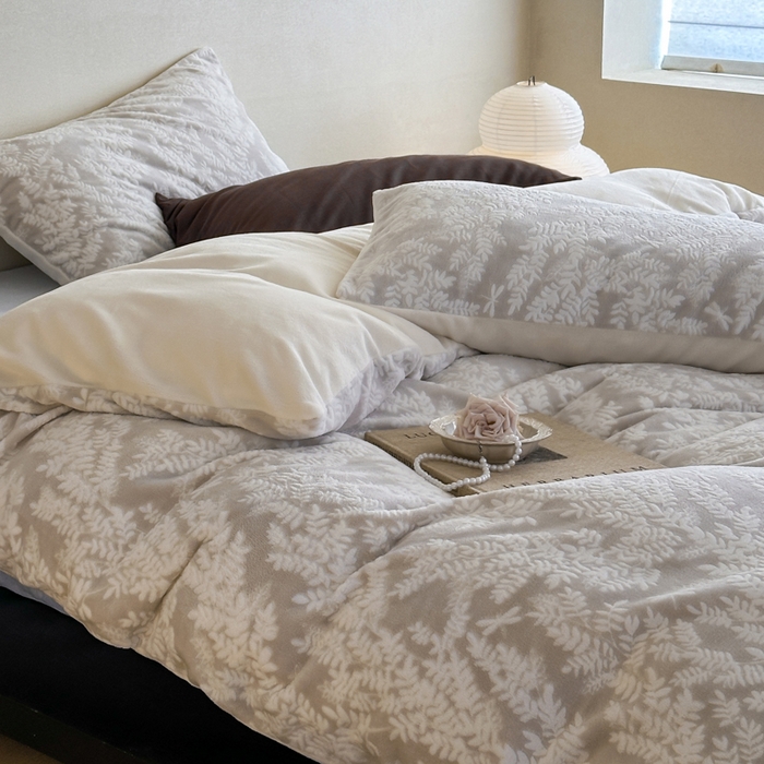 91家纺网 家纺一手货源 找家纺 玛奇朵 2025新款秋冬新品230克工艺立体雕花牛奶绒四件套 花满溪系列 花满溪-灰