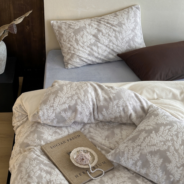 91家纺网 家纺一手货源 找家纺 玛奇朵 2025新款秋冬新品230克工艺立体雕花牛奶绒四件套 花满溪系列 花满溪-灰