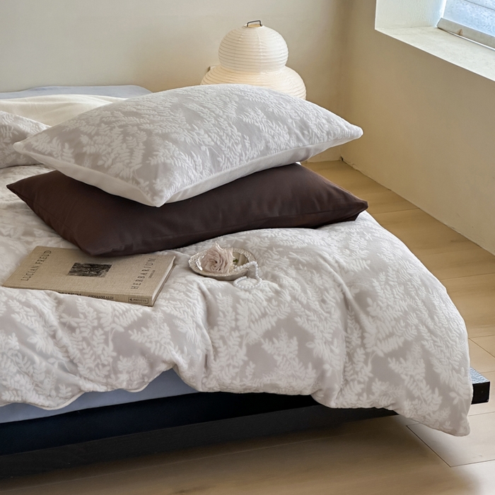 91家纺网 家纺一手货源 找家纺 玛奇朵 2025新款秋冬新品230克工艺立体雕花牛奶绒四件套 花满溪系列 花满溪-灰