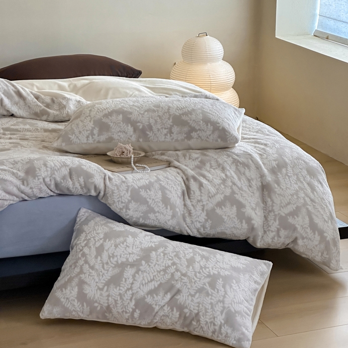 91家纺网 家纺一手货源 找家纺 玛奇朵 2025新款秋冬新品230克工艺立体雕花牛奶绒四件套 花满溪系列 花满溪-灰