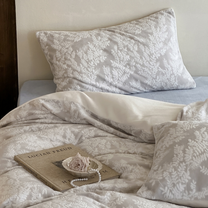 91家纺网 家纺一手货源 找家纺 玛奇朵 2025新款秋冬新品230克工艺立体雕花牛奶绒四件套 花满溪系列 花满溪-灰