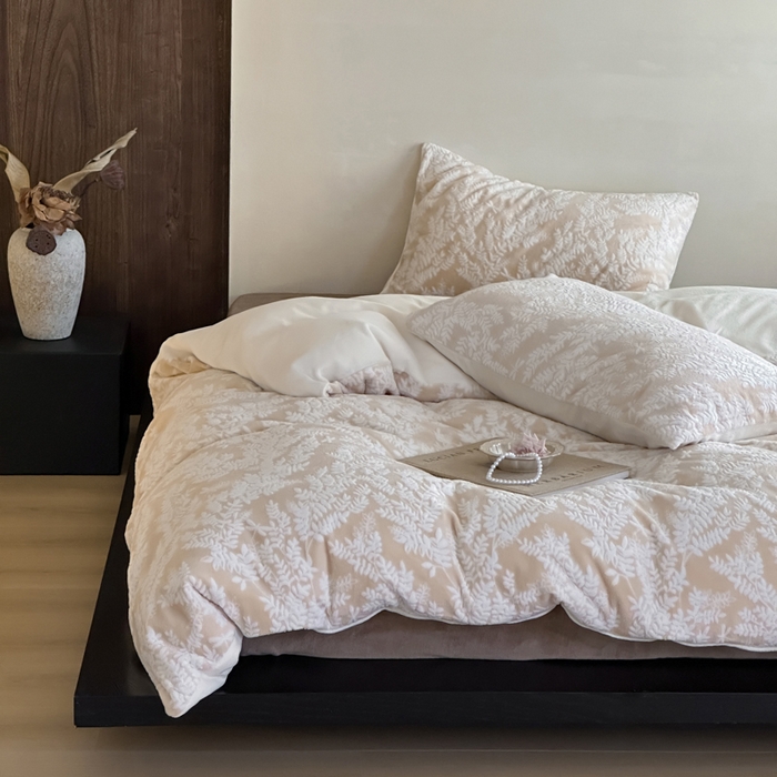 91家纺网 家纺一手货源 找家纺 玛奇朵 2025新款秋冬新品230克工艺立体雕花牛奶绒四件套 花满溪系列 花满溪-卡其