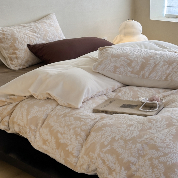 91家纺网 家纺一手货源 找家纺 玛奇朵 2025新款秋冬新品230克工艺立体雕花牛奶绒四件套 花满溪系列 花满溪-卡其