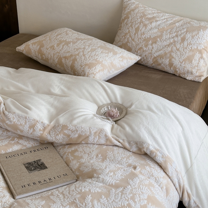 91家纺网 家纺一手货源 找家纺 玛奇朵 2025新款秋冬新品230克工艺立体雕花牛奶绒四件套 花满溪系列 花满溪-卡其