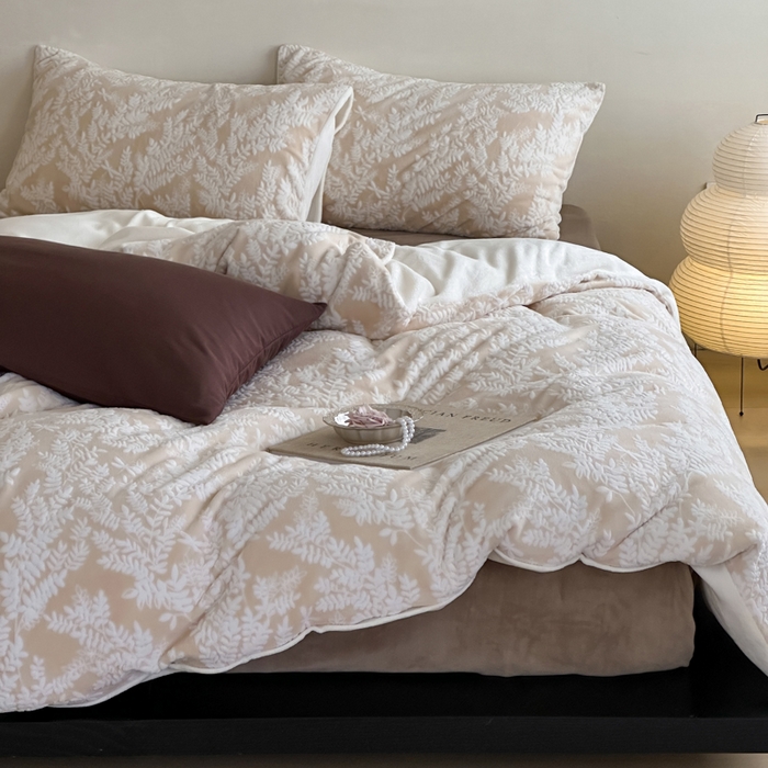 91家纺网 家纺一手货源 找家纺 玛奇朵 2025新款秋冬新品230克工艺立体雕花牛奶绒四件套 花满溪系列 花满溪-卡其