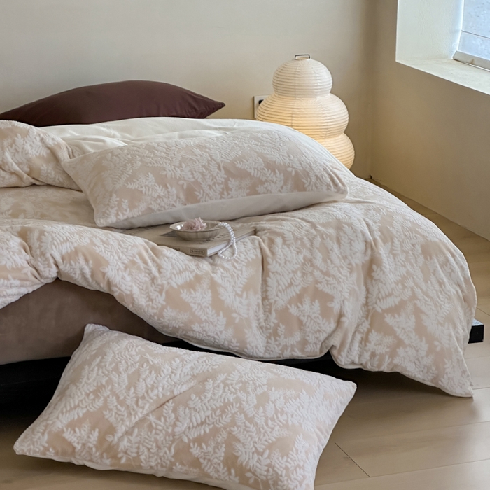 91家纺网 家纺一手货源 找家纺 玛奇朵 2025新款秋冬新品230克工艺立体雕花牛奶绒四件套 花满溪系列 花满溪-卡其