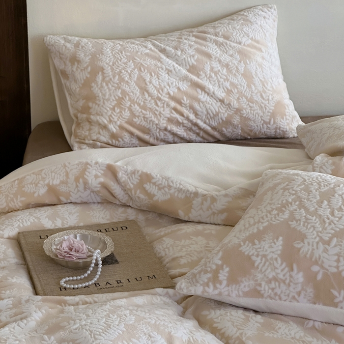 91家纺网 家纺一手货源 找家纺 玛奇朵 2025新款秋冬新品230克工艺立体雕花牛奶绒四件套 花满溪系列 花满溪-卡其