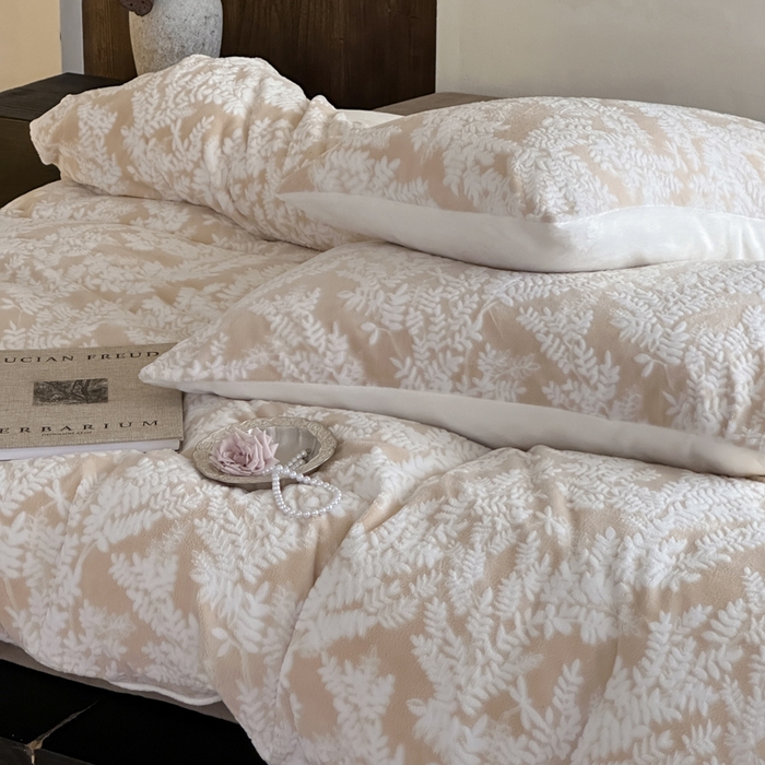 91家纺网 家纺一手货源 找家纺 玛奇朵 2025新款秋冬新品230克工艺立体雕花牛奶绒四件套 花满溪系列 花满溪-卡其