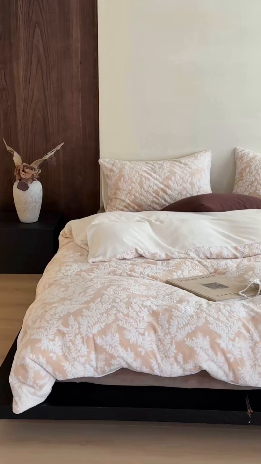 91家纺网 家纺一手货源 找家纺 玛奇朵 2025新款秋冬新品230克工艺立体雕花牛奶绒四件套 花满溪系列 花满溪-卡其