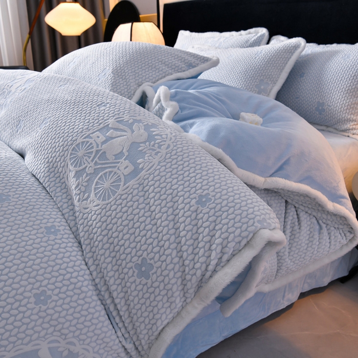 91家纺网 家纺一手货源 找家纺 （总）斯尔顿 2025新款高克重标准8.5斤雕花牛奶绒四件套兔毛绒包边法莱绒珊瑚绒