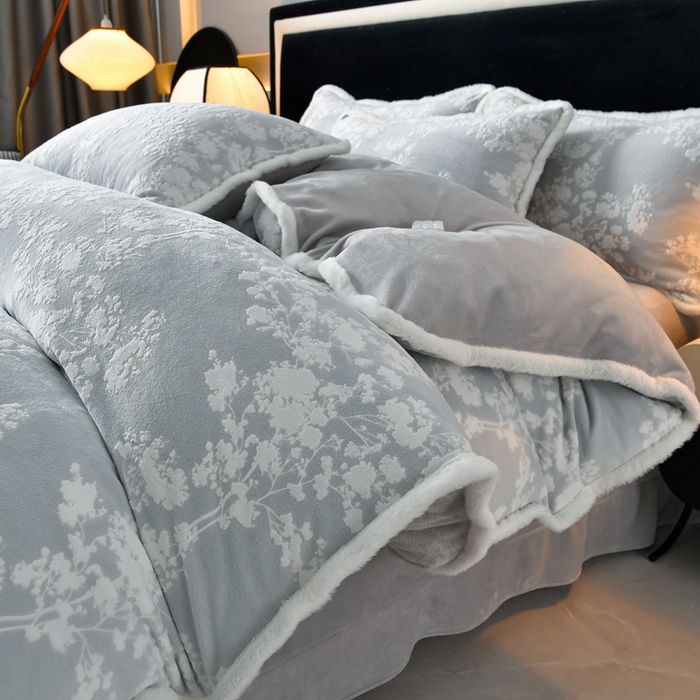 91家纺网 家纺一手货源 找家纺 （总）斯尔顿 2025新款高克重标准8.5斤雕花牛奶绒四件套兔毛绒包边法莱绒珊瑚绒