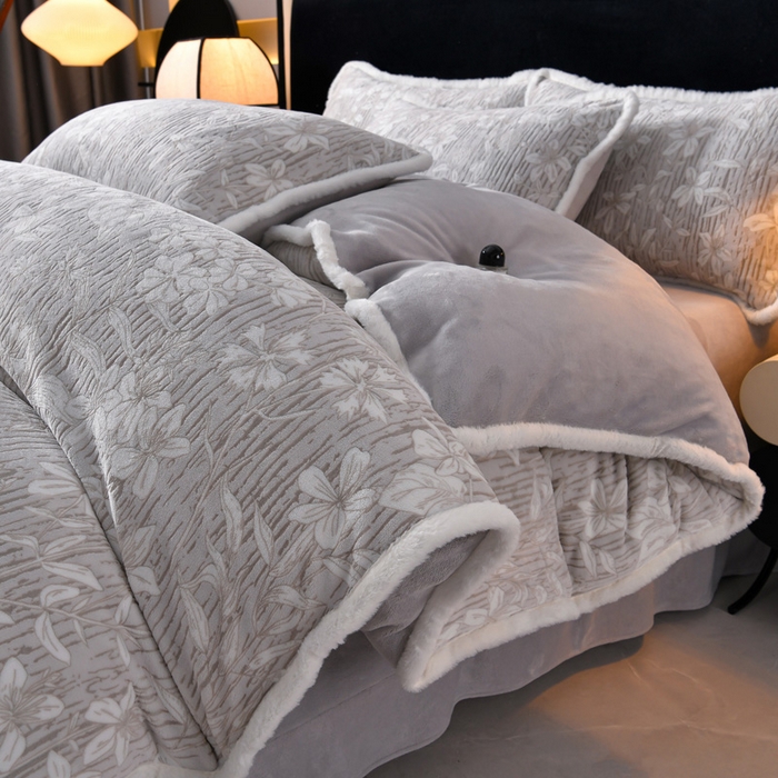 91家纺网 家纺一手货源 找家纺 （总）斯尔顿 2025新款高克重标准8.5斤雕花牛奶绒四件套兔毛绒包边法莱绒珊瑚绒