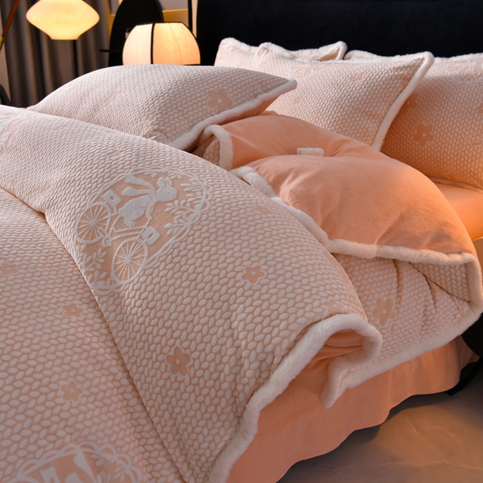 91家纺网 家纺一手货源 找家纺 （总）斯尔顿 2025新款高克重标准8.5斤雕花牛奶绒四件套兔毛绒包边法莱绒珊瑚绒