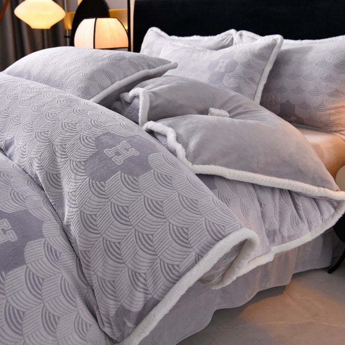 91家纺网 家纺一手货源 找家纺 （总）斯尔顿 2025新款高克重标准8.5斤雕花牛奶绒四件套兔毛绒包边法莱绒珊瑚绒