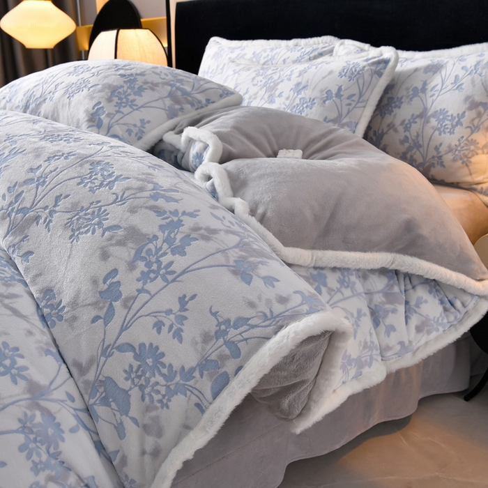 91家纺网 家纺一手货源 找家纺 （总）斯尔顿 2025新款高克重标准8.5斤雕花牛奶绒四件套兔毛绒包边法莱绒珊瑚绒