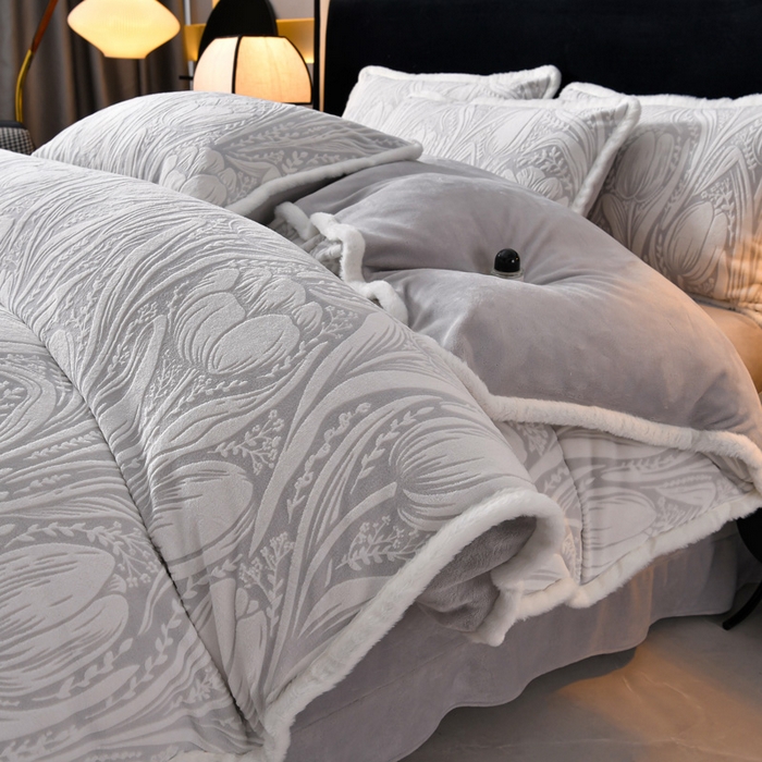 91家纺网 家纺一手货源 找家纺 （总）斯尔顿 2025新款高克重标准8.5斤雕花牛奶绒四件套兔毛绒包边法莱绒珊瑚绒